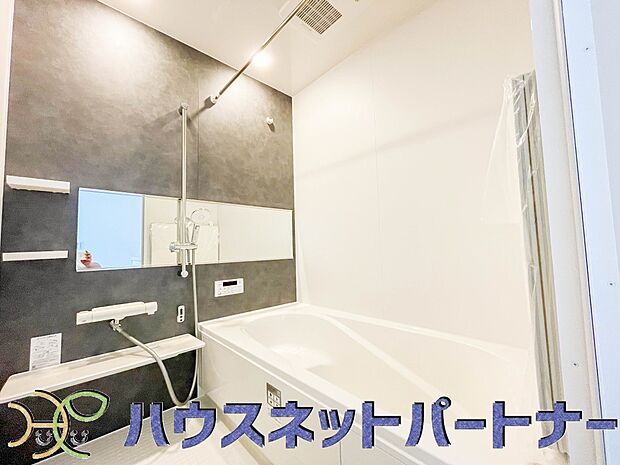 高級感溢れるカラーと大きさ・柔らかな曲線で構成された半身浴も楽しめるバスタブが心地よさをもたらします。