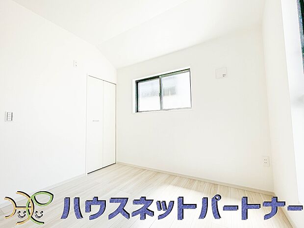 たくさんの洋服をかけてもシワになりにくいウォークインクローゼット。洋服以外にも、普段使わない家電やスーツケース、ストック品など何でも片付く嬉しい空間です。