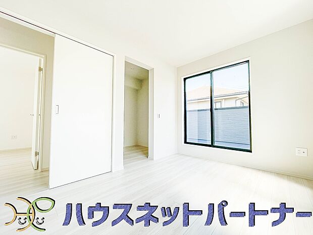 2面窓のある風通しの良いお部屋は心も体も元気にしてくれます。自分だけのお部屋作りを楽しんでみては。
