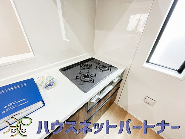 三口コンロで料理の幅を拡げてくれる使いやすいシステムキッチンを採用。洗い場も大きいので野菜や食器を洗ったりする際にも捗り、奥様の強い味方となってくれるはずです。