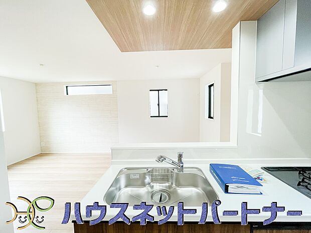 キッチン吊戸棚を無くす事によって、コミュニケーションを重視した設計に致しました。区画によって変わる一体感を、実際にご覧になって頂けましたらと思います。