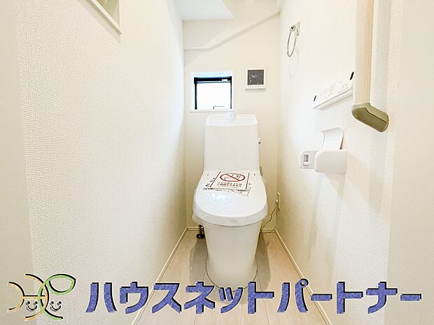 小窓を設置する事により明るく、通気性の良いトイレとなっております。中はゆとりのある大きさを確保しておりますので、ゆったりとお使い頂けます。