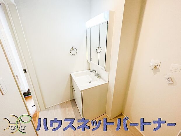 大きく見やすい三面鏡で清潔感ある洗面台は、身だしなみチェックや肌のお手入れに最適です。何かと物が増える場所だからこそ、スッキリと見映えの良い空間に拵えました。