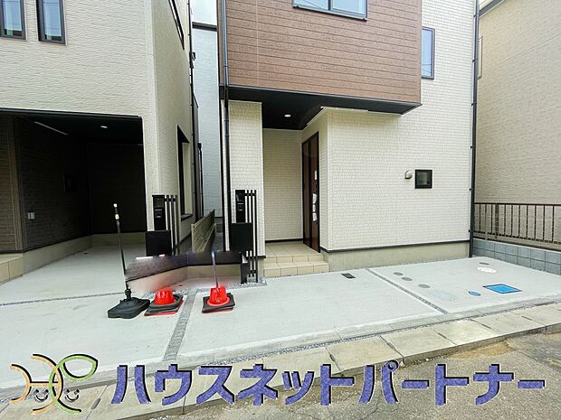 駐車場がある戸建を持つ最大のメリットは、駐車場代金を支払い続ける必要がないことです。賃貸住宅に住んでいる方が、戸建の購入を考えるきっかけに挙げることが多いようです。