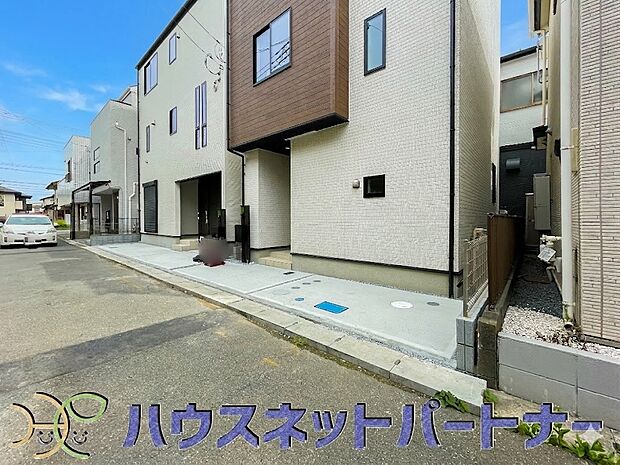 通勤や家族の送迎など、毎日の生活にマイカーが欠かせない方にとって駐車場は大事な条件。敷地内にカースペースがあれば、お出かけやお買い物の際の搬入出もらくらくです。