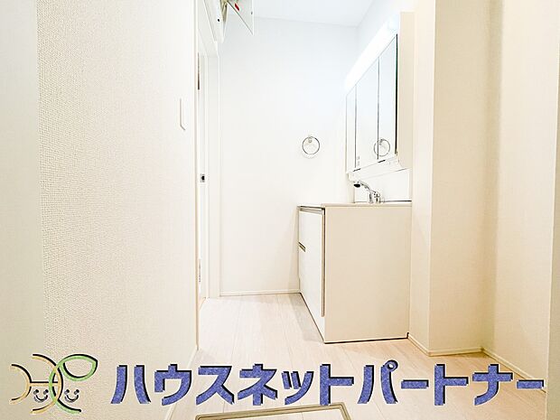 毎日使う洗濯機。しっかりと奥行きのある置き場が確保されています。