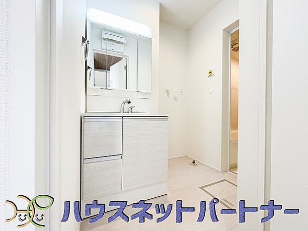 大きく見やすい三面鏡で清潔感ある洗面台は、身だしなみチェックや肌のお手入れに最適です。何かと物が増える場所だからこそ、スッキリと見映えの良い空間に拵えました。