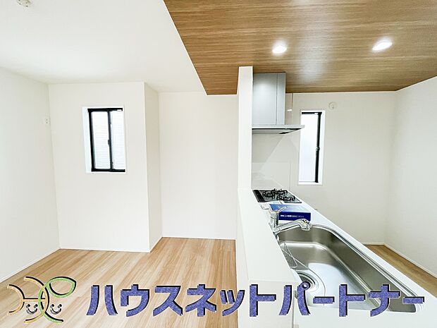 明るく開放的なオープンキッチン。家族とのコミュニケーションが取りやすく、みんなの笑顔が溢れます。