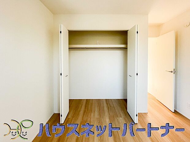 壁面クローゼットのメリットは、衣類が横一列に並ぶためひと目で洋服が選びやすいこと。衣類をたくさんお持ちの方も、限られたスペース内に無理なく収納することができます。