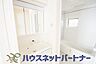 洗面：大きく見やすい三面鏡で清潔感ある洗面台は、身だしなみチェックや肌のお手入れに最適です。何かと物が増える場所だからこそ、スッキリと見映えの良い空間に拵えました。