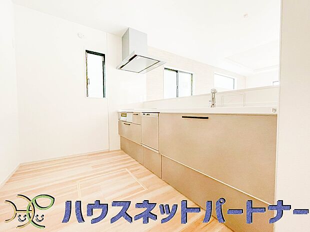 三口コンロで料理の幅を拡げてくれる使いやすいシステムキッチンを採用。洗い場も大きいので野菜や食器を洗ったりする際にも捗り、奥様の強い味方となってくれるはずです。