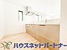 キッチン：三口コンロで料理の幅を拡げてくれる使いやすいシステムキッチンを採用。洗い場も大きいので野菜や食器を洗ったりする際にも捗り、奥様の強い味方となってくれるはずです。