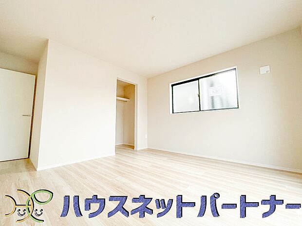 バルコニーに直接出入りできるお部屋です。ちょっと外の空気を吸いたい時や、ベランダでミニガーデニングなども楽しめそうです。
