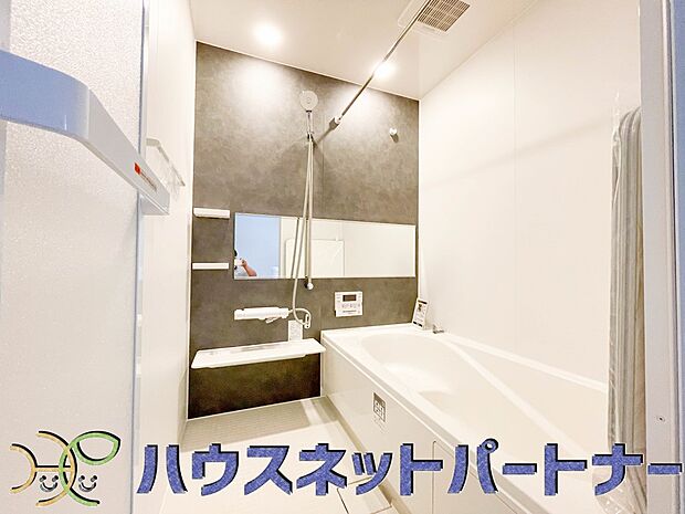 高級感溢れるカラーと大きさ・柔らかな曲線で構成された半身浴も楽しめるバスタブが心地よさをもたらします。