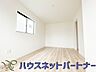 収納：壁面クローゼットのメリットは、衣類が横一列に並ぶためひと目で洋服が選びやすいこと。衣類をたくさんお持ちの方も、限られたスペース内に無理なく収納することができます。