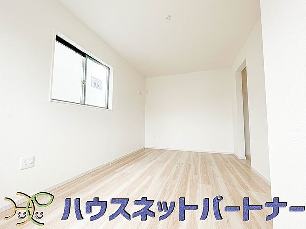 壁面クローゼットのメリットは、衣類が横一列に並ぶためひと目で洋服が選びやすいこと。衣類をたくさんお持ちの方も、限られたスペース内に無理なく収納することができます。