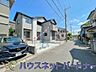 外観：前面道路の日当たりの良い明るいお家。