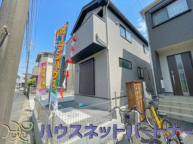 街に溶け合う美しい景観と、採光や風通しを考えて設計された間取り。近隣の視線を考え調整した窓位置など、外観だけでなく、住まうご家族の心地よさを最優先しました。