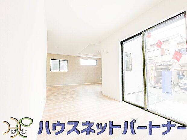 リビングは、食事スペースと寛げる場所設けてもまだ余裕の広さ。明るい光が照らしてくれます。