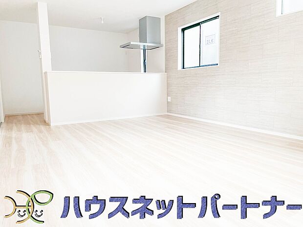 明るく開放的なダイニング。家族とのコミュニケーションが取りやすく、みんなの笑顔が溢れます