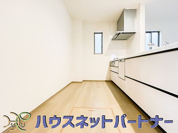 カウンターキッチンは広くて収納力もあるので、快適に料理をすることができます。食器や炊事用具を手の届くところに配置しやすいため調理もスピーディーです。