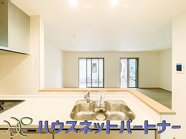 キッチン吊戸棚を無くす事によって、コミュニケーションを重視した設計に致しました。区画によって変わる一体感を、実際にご覧になって頂けましたらと思います。