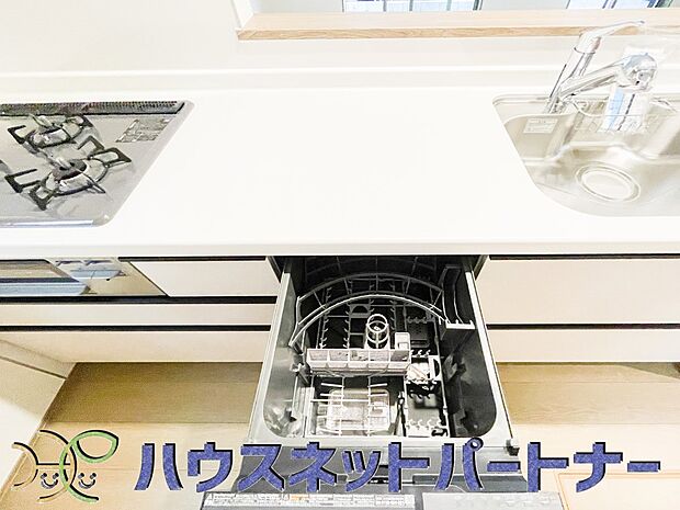 ビルトイン食器洗乾燥機完備。食器洗いのわずらわしさから開放してくれる嬉しい設備。後片付けの手間を減らし奥様の時間を有効活用できます。お湯と洗剤を使う機会が少なくなるため、手荒れ防止にも。