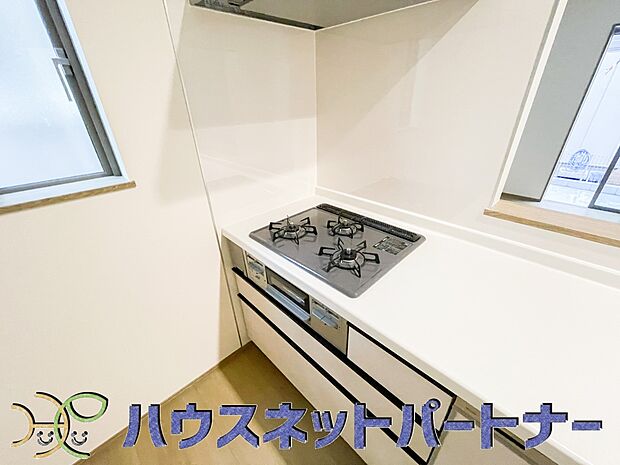 三口コンロで料理の幅を拡げてくれる使いやすいシステムキッチンを採用。洗い場も大きいので野菜や食器を洗ったりする際にも捗り、奥様の強い味方となってくれるはずです。