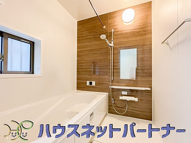 心地よいバスタイムを演出する浴室はゆとりあるサイズを採用。保温機能付き、汚れをはじく有機ガラス系の新素材を採用した浴室。美しく機能的な設備を採用。