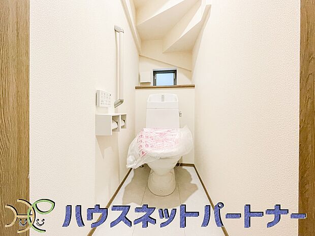 小窓を設置する事により明るく、通気性の良いトイレとなっております。中はゆとりのある大きさを確保しておりますので、ゆったりとお使い頂けます。