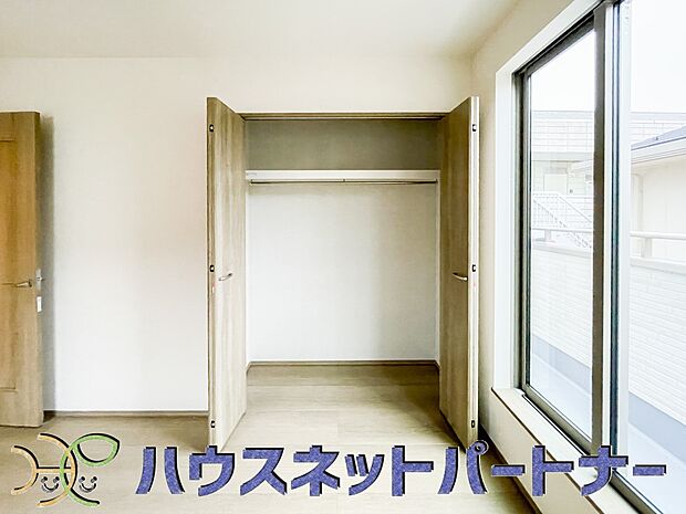 壁面クローゼットのメリットは、衣類が横一列に並ぶためひと目で洋服が選びやすいこと。衣類をたくさんお持ちの方も、限られたスペース内に無理なく収納することができます。