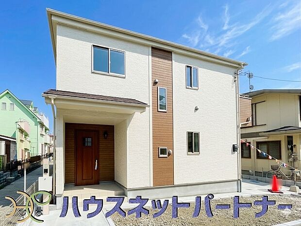街に溶け合う美しい景観と、採光や風通しを考えて設計された間取り。近隣の視線を考え調整した窓位置など、外観だけでなく、住まうご家族の心地よさを最優先しました。