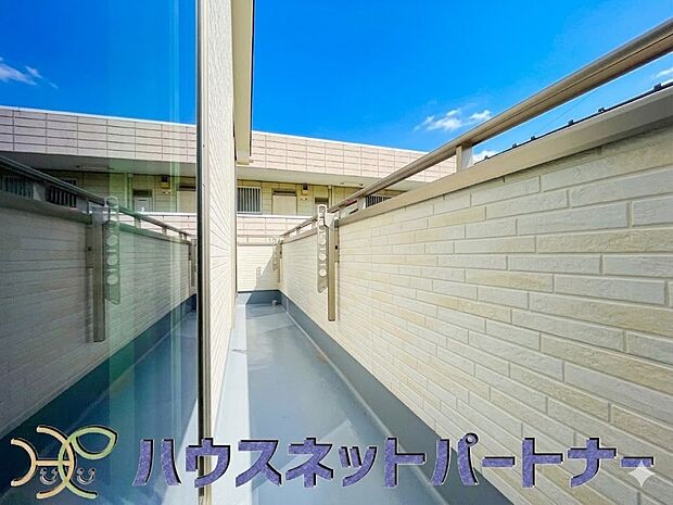 青い空が近くに感じるバルコニーは、爽やかな風をお部屋へ運んでくれます。