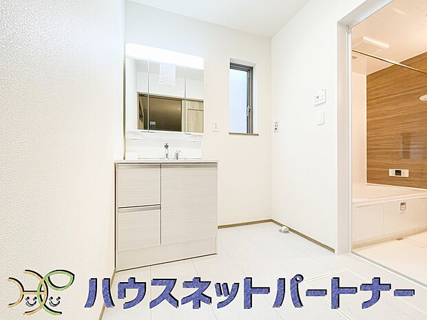 毎日使う洗濯機。しっかりと奥行きのある置き場が確保されています。