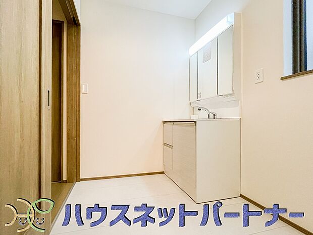 広い脱衣所、洗面台も大きなサイズを設置。建売では見ない広さと解放感。