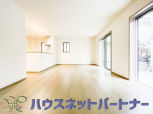 リビングは、食事スペースと寛げる場所設けてもまだ余裕の広さ。明るい光が照らしてくれます。