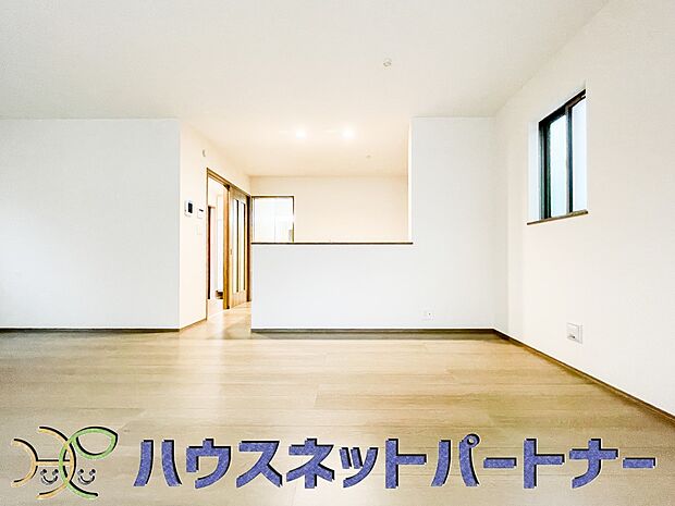 忙しい朝でも家族揃って食事をして頂ける、ゆとりある大きさのダイニングスペース。奥様の手料理をカウンター越しに受けとって頂き、テーブルで囲む素敵な時間を存分にお愉しみ下さい。