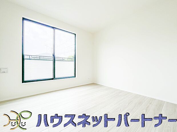 柔らかな日差しが入る洋室は落ち着いた雰囲気のお部屋です。ベッドを置いてゆったりと心も体も休まるお部屋へ。