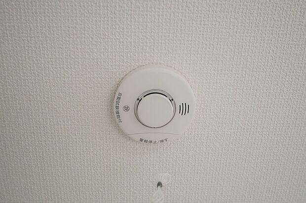 同仕様：【火災警報器設置】 予期せぬ火事。火災警報器で助かる命があります。火災は決して他人事ではなく、どこの家庭でも起こり得ることです。万が一の時でも、火災警報器が、いち早く火災を知らせてくれます。