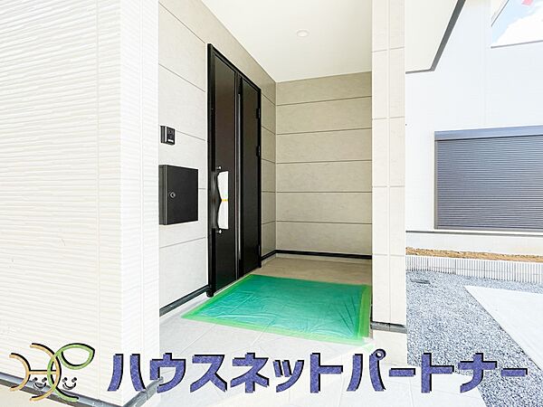 玄関の扉を開けるとそこは家族の待つお家。笑い声が聞こえてきそう。