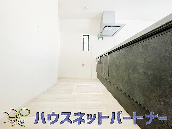 カウンターキッチンは広くて収納力もあるので、快適に料理をすることができます。食器や炊事用具を手の届くところに配置しやすいため調理もスピーディーです。