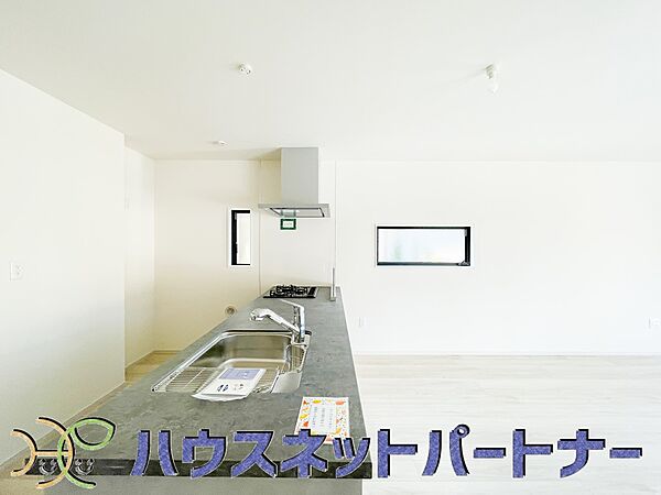 キッチン吊戸棚を無くす事によって、コミュニケーションを重視した設計に致しました。区画によって変わる一体感を、実際にご覧になって頂けましたらと思います。