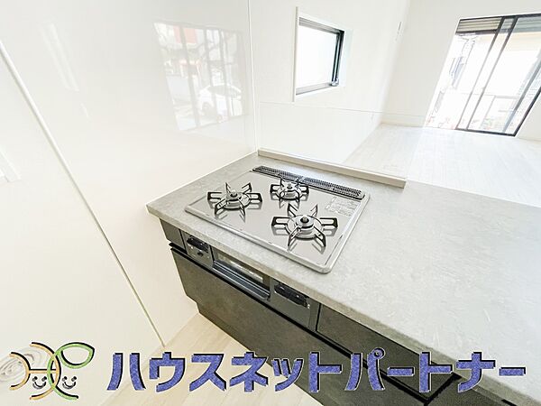 三口コンロで料理の幅を拡げてくれる使いやすいシステムキッチンを採用。洗い場も大きいので野菜や食器を洗ったりする際にも捗り、奥様の強い味方となってくれるはずです。