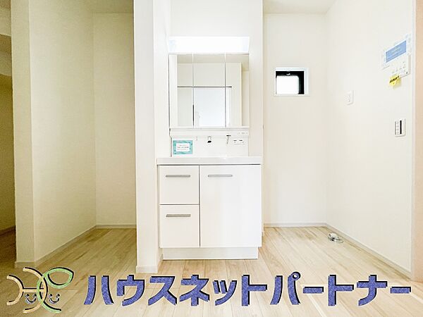 毎日使う洗濯機。しっかりと奥行きのある置き場が確保されています。