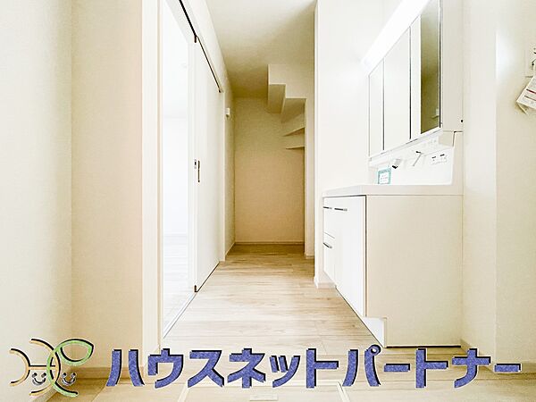 タオルやパジャマ、下着、掃除用品などランドリーに置きたいアイテムを一気に収納してくれる、あると便利サニタリー収納。