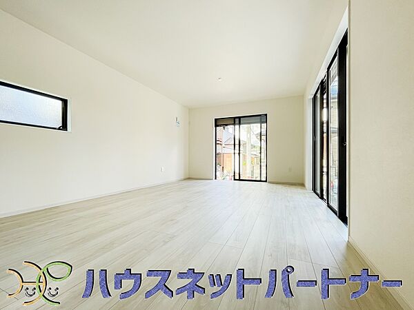 リビングは、食事スペースと寛げる場所設けてもまだ余裕の広さ。明るい光が照らしてくれます。