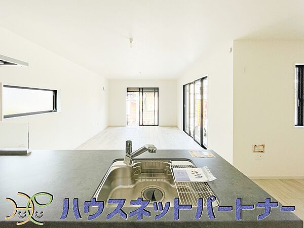 カウンターキッチンなら、リビングで遊ぶ子供の様子を見ながら料理ができるので安心です。料理を運んでもらったり、子供にお手伝いしてもらいやすいのもいいですね♪