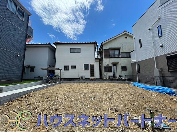 堂々たる趣ながら、主張し過ぎずどこか余裕を感じさせるシャープなフォルムで佇む邸宅は、晴天の空と照らし合わせる事で、本来あるべき完成形の姿を見せてくれます。
