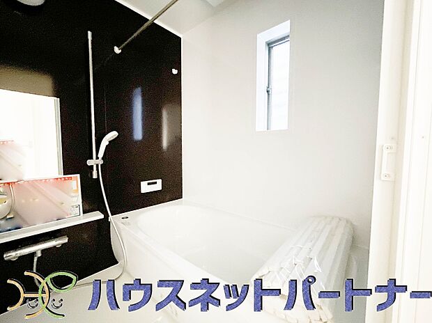 高級感溢れるカラーと大きさ・柔らかな曲線で構成された半身浴も楽しめるバスタブが心地よさをもたらします。