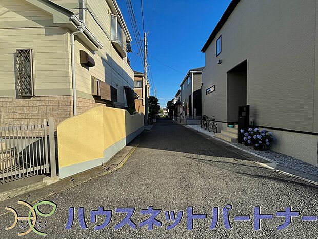 前面道路の日当たりの良い明るいお家。